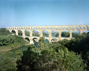Uitzicht op het Romeinse aquaduct, gebouwd c.19 v.Chr.